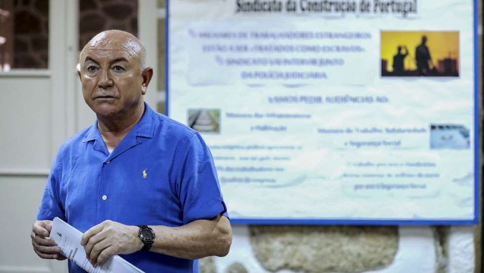 O presidente do sindicato da Construção de Portugal, Albano Ribeiro, durante a conferência de imprensa na sede do sindicato no Porto, 07 de agosto de 2019. ESTELA SILVA/LUSA