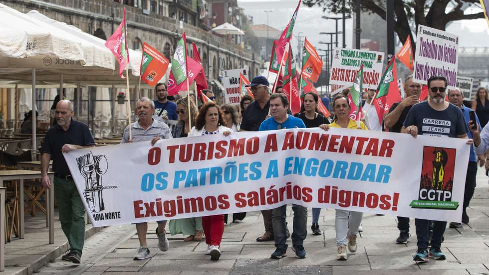 Trabalhadores da Indústria de Hotelaria, Turismo, Restaurantes e Similares do Norte manifestam-se para denunciar publicamente "a situação social grave que o setor hoteleiro atravessa, numa altura em que os hotéis estão com lotação esgotada e recusam salários justos e condições de trabalho dignas", na ribeira do Porto, 5 de agosto de 2022. JOSÉ COELHO/LUSA