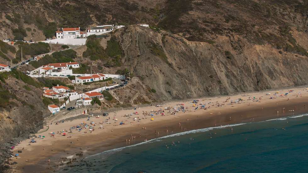 Praia da Arrifana, Aljezur, 17 de agosto de 2005. LUÍS FORRA/LUSA