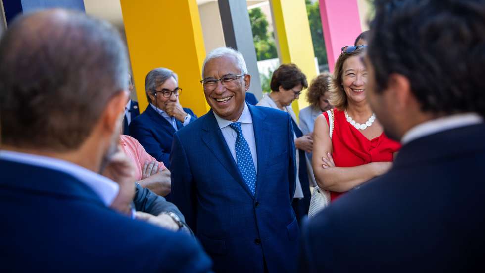 O primeiro-ministro, António Costa (C), durante uma visita à Creche Luís Madureira, na Amadora, 12 de agosto de 2022. JOSÉ SENA GOULÃO/LUSA