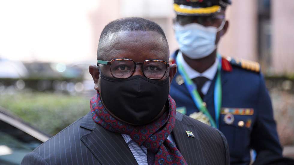 epa09766154 Sierra Leone's President Julius Maada Bio arrives for the first day of a European Union (EU) African Union (AU) summit at The European Council Building in Brussels, Belgium, 17 February 2022.  EPA/JOHN THYS / POOL
