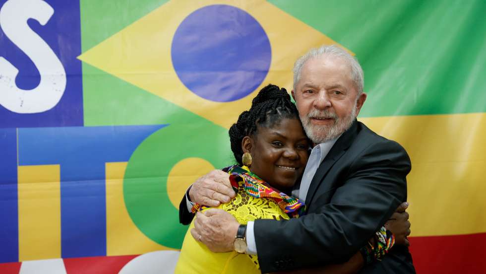 epa10092952 The presidential candidate of Brazil, Luiz Inacio Lula da Silva (R), receives the elected vice president of Colombia, Francia Marquez, during a meeting in Sao Paulo, Brazil, 26 July 2022.  EPA/Fernando Bizerra