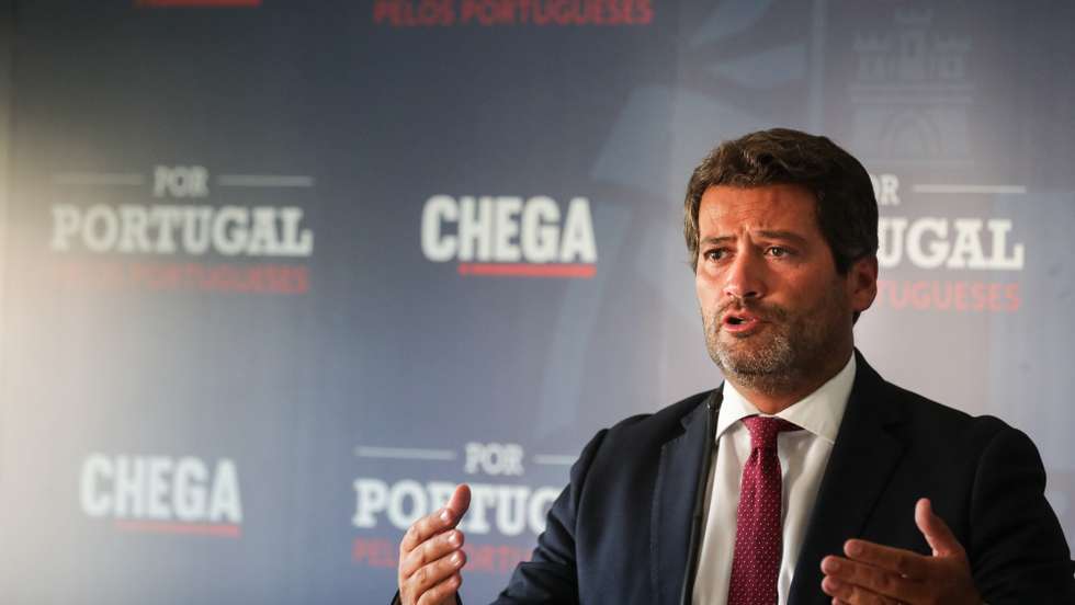 O Presidente do Chega, André Ventura, fala sobre o combate aos incêndios e a ação do Governo, numa conferência de imprensa na sede do partido em Lisboa, 22 de agosto de 2022. TIAGO PETINGA/LUSA