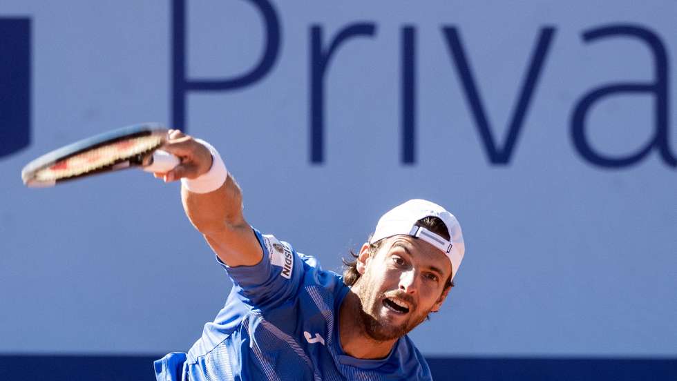 epa10078032 Joao Sousa of Portugal in action against Alexander Ritschard of Switzerland at the Swiss Open tennis tournament in Gstaad, Switzerland, 18 July 2022.  EPA/PETER SCHNEIDER