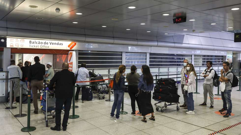 Passageiros no terminal 1 do aeroporto de Lisboa, durante a greve da Portway, desde as 00:00 de hoje e até às 23:59 do dia 28, nos aeroportos de Lisboa, Porto, Faro e Funchal, organizada pelo Sindicato Nacional Dos Trabalhadores Da Aviação Civil (SINTAC), contra a política de recursos humanos assumida ao longo dos últimos anos pela Portway, empresa detida pelo Grupo VINCI, de "confronto e desvalorização dos trabalhadores por via de consecutivos incumprimentos do Acordo de Empresa, confrontação disciplinar, ausência de atualizações salariais, deturpação das avaliações de desempenho que evitam as progressões salariais e má-fé nas negociações", junto ao aeroporto de Lisboa, 26 de agosto de 2022. MIGUEL A. LOPES/LUSA