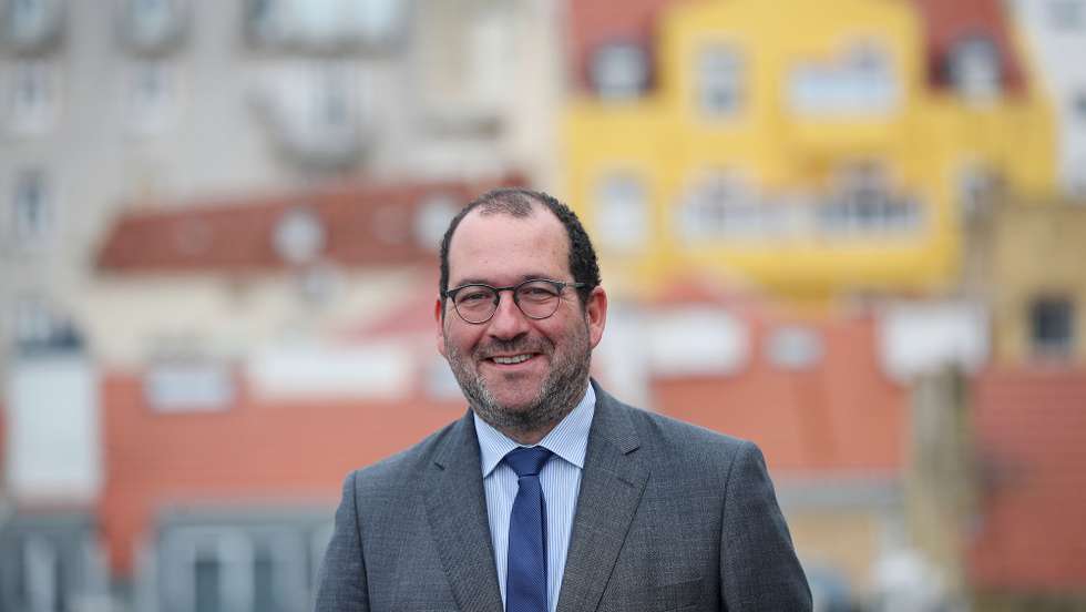 O ministro da Educação, João Costa, posa para a fotografia durante uma entrevista no ministério, em Lisboa, 12 de setembro de 2022. (ACOMPANHA TEXTO DO DIA 13 SETEMBRO 2022) ANTÓNIO PEDRO SANTOS/LUSA