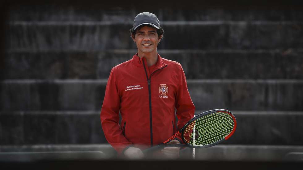 Rui Machado, treinador do tenista português Pedro Sousa, que está de regresso aos ‘courts’ após a paragem forçada devido à pandemia de covid-19 e, apesar de triste pela paragem das competições, diz estar confiante num regresso em “boa forma”, no Centro de Alto Rendimento do Jamor, em Oeiras, 05 maio 2020. (ACOMPANHA TEXTO DO DIA 06 MAIO 2020)  ANDRÉ KOSTERS / LUSA
