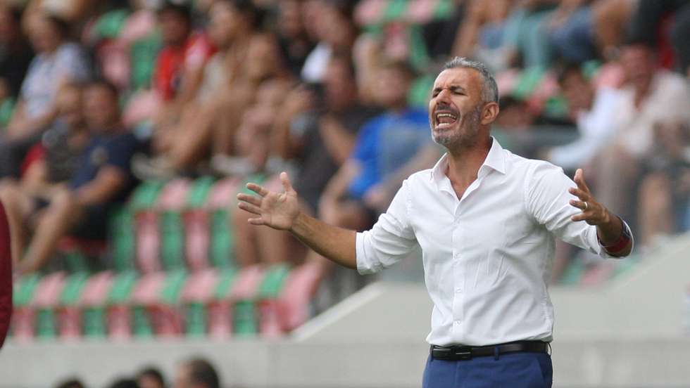 O treinador do Gil Vicente, Ivo Vieira, reage durante o jogo da Primeira Liga de futebol, Marítimo vs Gil Vicente, disputado no estádio do Marítimo, no Funchal, ilha da Madeira, 11 de setembro 2022. HOMEM DE GOUVEIA/LUSA