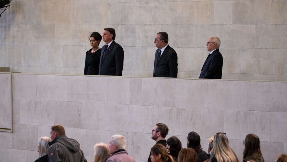 epa10192178 A handout photograph released by the UK Parliament shows President of Brazil Jair Bolsonaro (2L) with First Lady Michelle Bolsonaro (L) attending the Lying-in-State of Britain's Queen Elizabeth II at the Palace of Westminster in London, Britain, 18 September 2022. The queen's lying in state will last for four days, ending on the morning of the state funeral on the 19 September.  EPA/ANDY BAILEY / UK PARLIAMENT / HANDOUT MANDATORY CREDIT HANDOUT EDITORIAL USE ONLY/NO SALES