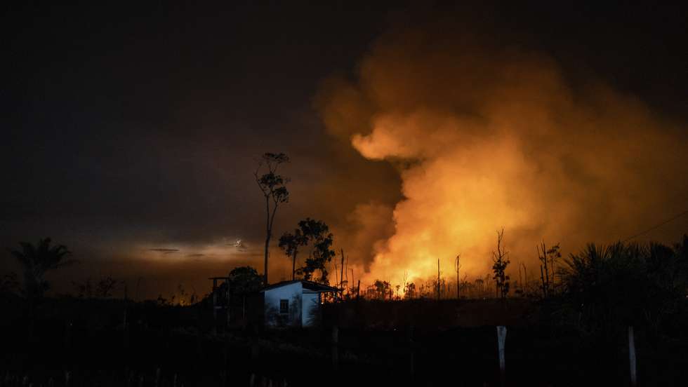 epa10167239 A fire in the Brazilian Amazon, in the Borba area, Brazil, 07 September 2022. The fire is located in 214 kilometers BR-319 highway in the state of Amazonas in Brazil.  EPA/Raphael Alves
