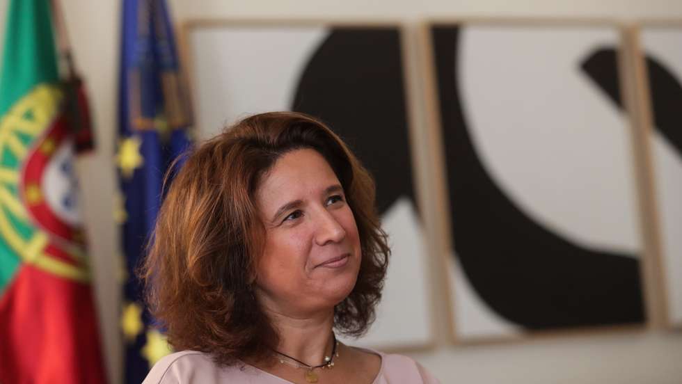 A secretária de Estado do Turismo, Rita Marques, disse hoje que as empresas do setor, que enfrenta um problema de falta de mão-de-obra, estão a fazer “um esforço muito grande” e estão já a pagar melhores salários, no ministério da Economia, Lisboa, 26 de setembro de 2022. “Há uma aceleração muito elevada por parte das remunerações médias no setor do turismo, que nesta altura tem uma aceleração que é dupla face aos outros setores da atividade, ou seja, há aqui recuperação para tentarmos, de alguma forma, remunerar melhor no setor”, disse a secretária de Estado do Turismo, referindo-se a dados do Instituto Nacional de Estatística (INE) que confirmam, disse, que o “setor está a pagar melhor”. (ACOMPANHA TEXTO). TIAGO PETINGA/LUSA