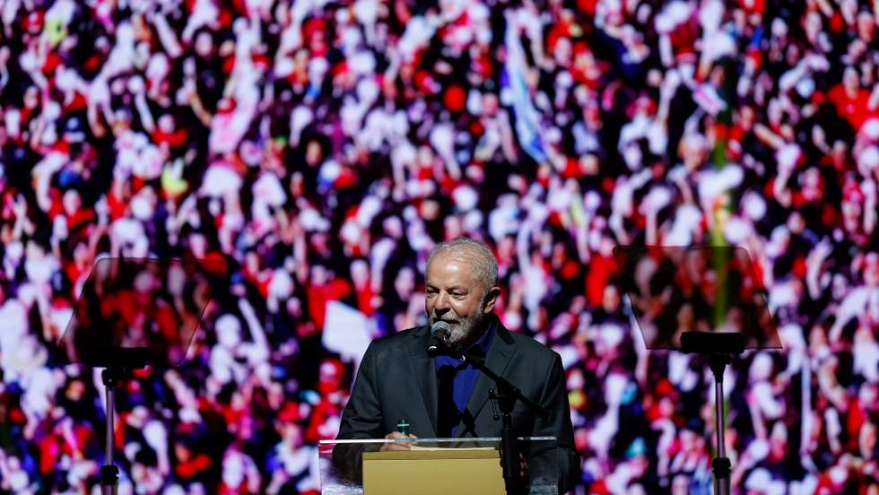 epa10208404 Former Brazilian President and candidate for re-election Luiz Inacio Lula da Silva delivers a speech during a meeting with artists and supporters in Sao Paulo, Brazil, 26 September 2022. Brazil will hold general elections in 02 October.  EPA/FERNANDO BIZERRA