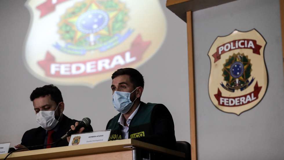 epa09759959 Heliel Martins (L), delegate of the Brazilian Federal Police and German Aparisi, member of the Spanish Civil Guard, participate in a press conference in Rio de Janeiro, Brazil 15 February 2022. More than twenty people were arrested this 15 February in two mega operations against drug trafficking, one of them carried out simultaneously in Brazil, Spain, Paraguay and the United Arab Emirates.  EPA/Antonio Lacerda
