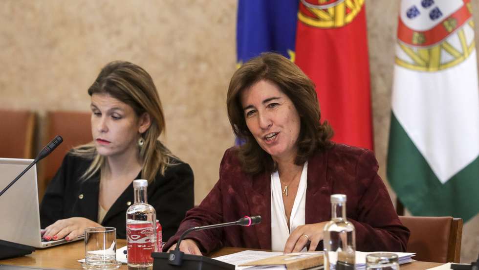 A ministra do Trabalho, Solidariedade e Segurança Social, Ana Mendes Godinho (D), ladeada por Ana Sofia Antunes, secretária de Estado da Inclusão, fala perante a Comissão de Trabalho, Segurança Social e Inclusão na Assembleia da República em Lisboa, 28 de setembro de 2022. TIAGO PETINGA/LUSA