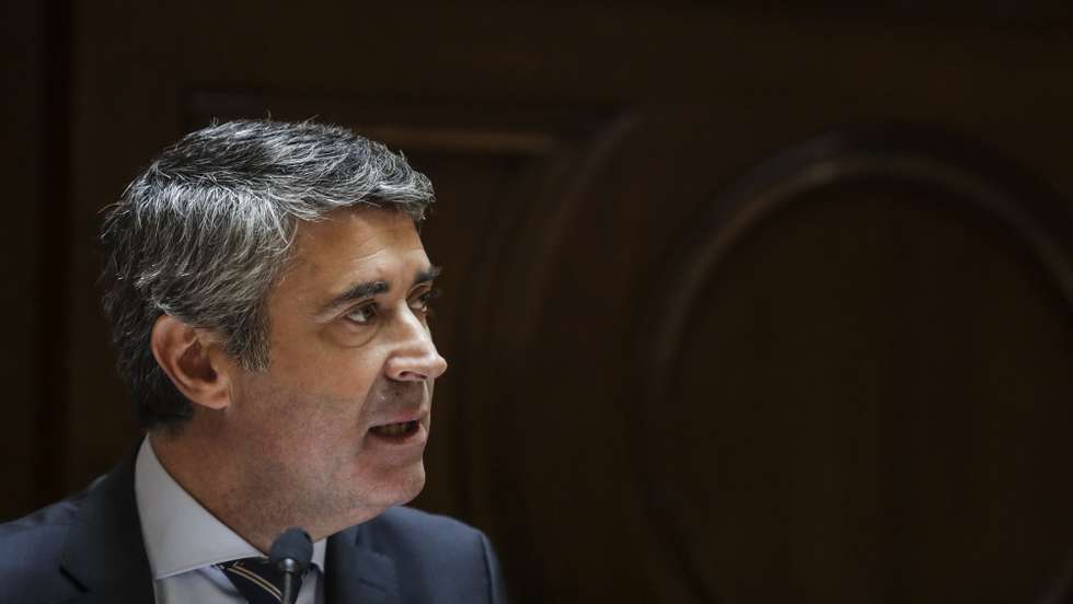 O ministro da Administração Interna, José Luís Carneiro, fala durante a sua audição na Comissão de Assuntos Constitucionais, Direitos Liberdades e Garantias e a Comissão de Agricultura e Pescas, na assembleia da República em Lisboa, 28 de setembro 2022. TIAGO PETINGA/LUSA