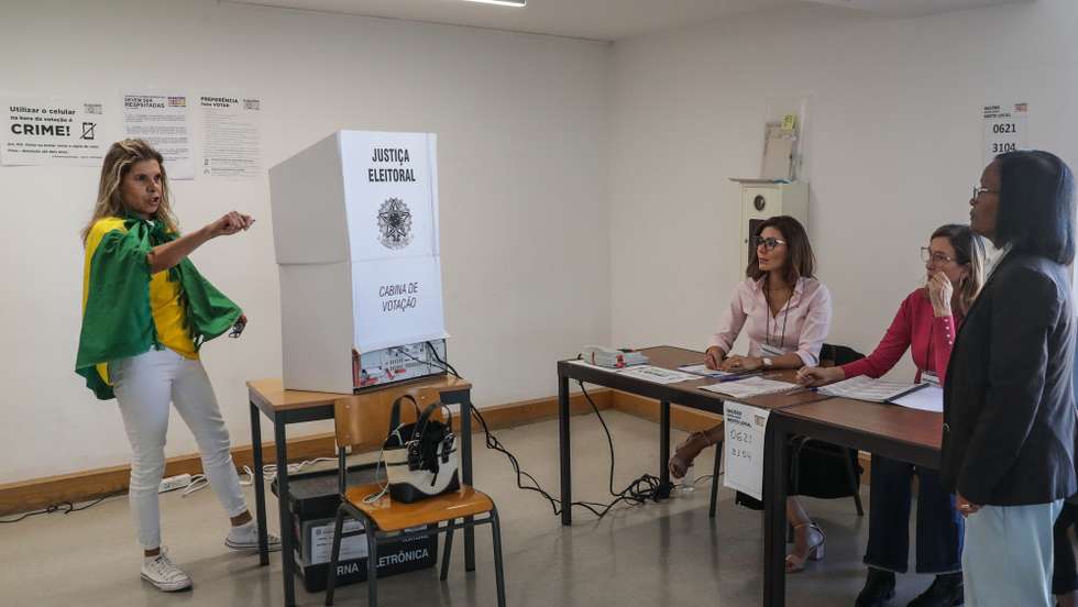 epa10219208 A woman votes during the Brazilian general elections at a polling station in Lisbon, Portugal, 02 October 2022. Brazilians vote in election that will decide the next President between incumbent President Jair Bolsonaro and his leftist political nemesis, former President Luiz Inacio Lula da Silva in addition to electing 27 governors, 27 senators, 513 federal deputies, 1,035 state deputies and 24 district deputies.  EPA/TIAGO PETINGA