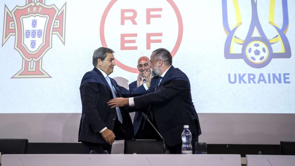 epa10224763 Portuguese Soccer Federation President Fernando Gomes (L), President of the Spanish Royal Federation of Soccer (RFEF), Luis Rubiales (C) and Ukrainian Football Federation President Andriy Pavelko (R) during a press conference about the announcing that Ukraine is joining Spain and Portugal in their joint bid to host the World Cup in 2030, at the UEFA Headquarters, in Nyon, Switzerland, 05 October 2022. The proposal comes seven months into the ongoing Russian invasion of Ukraine and harnesses the idea that soccer can restore hope and peace.  EPA/MARTIAL TREZZINI