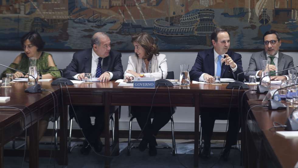 (E-D), Ministra da Agricultura e da Alimentação, Maria do Céu Antunes, ministro da Economia e do Mar, António Costa Silva, ministra do Trabalho, Solidariedade e Segurança Social, Ana Mendes Godinho, ministro das Finanças, Fernando Medina e secretário de Estado Adjunto e dos Assuntos Fiscais, António Mendonça Mendes, durante a reunião da Comissão Permanente da Concertação Social, realizada no Conselho Económico e Social (CES), em Lisboa, 6 de outubro de 2022. MIGUEL A. LOPES/LUSA