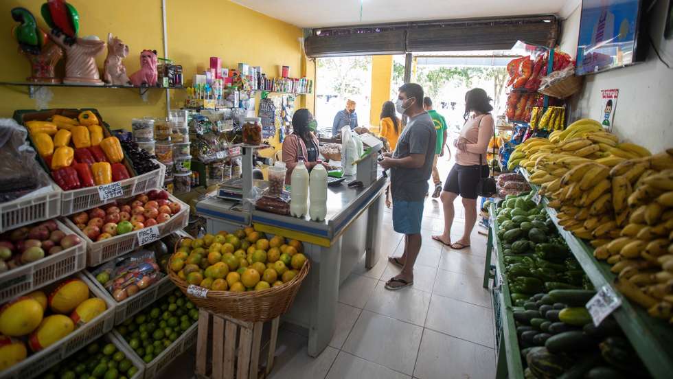 epa09041083 People make purchases at a supermarket in Brasilia, Brazil, 27 February 2021. The Brazilian capital will enter this Sunday into strict quarantine to stop the advance of covid-19, due to the high occupancy of intensive care units (ICU). Only essential activities will work, including supermarkets, grocery stores, gas stations, pharmaceutical trade, medical and dental clinics, laboratories and veterinary clinics. Several Brazilian states began early this Saturday to tighten mobility restrictions to prevent the collapse of the country's health system.  EPA/JoÃ©dson Alves