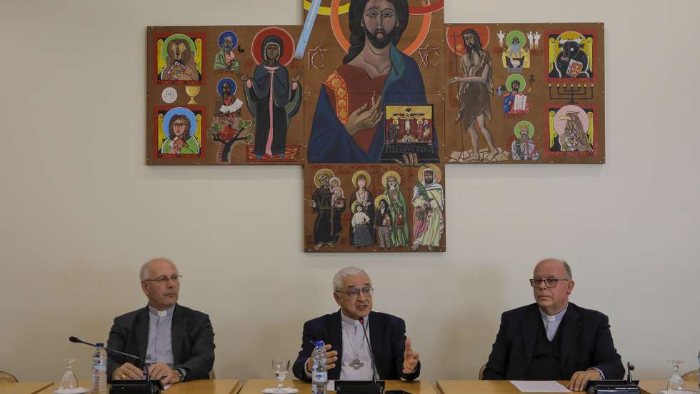 O presidente da Conferência Episcopal Portuguesa (CEP), D. José Ornelas (C), acompanhado pelo bispo Virgílio Antunes (E), e pelo padre Manuel Barbosa (D), fala aos jornalistas sobre os trabalhos da Assembleia Plenária dos Bispos Portugueses, em Fátima, 28 de abril de 2022. PAULO CUNHA/LUSA