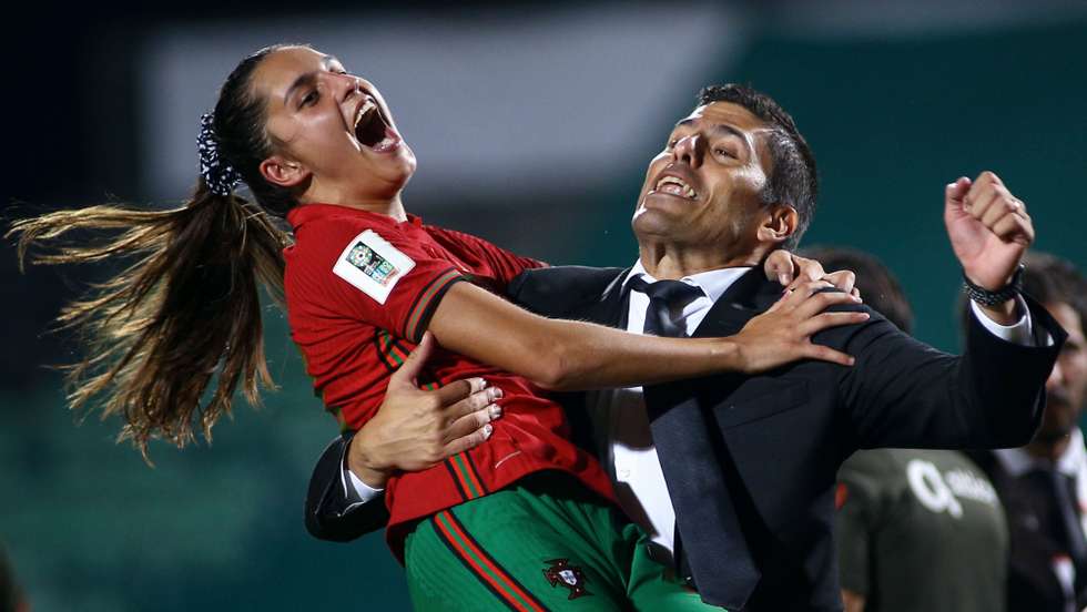 Francisco Neto e Kika Nazareth fizeram a festa em Paços de Ferreira depois da vitória no prolongamento frente à Islândia que valeu o acesso ao playoff intercontinental