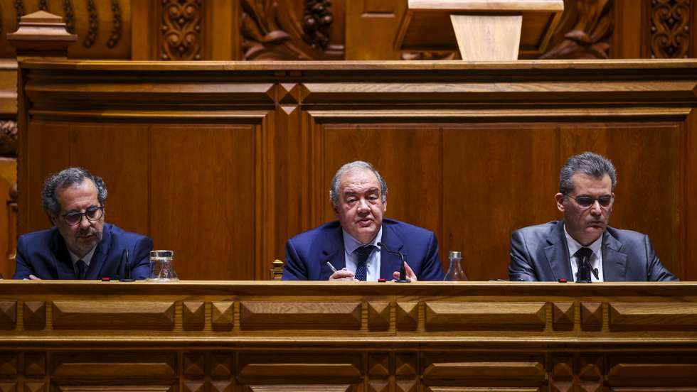 O ministro da Economia, António Costa e Silva, acompanhado pelo presidente da Comissão de Orçamento e Finanças,  Filipe Neto Brandão (D) e pelo secretário de Estado da Economia, João Neves (E), durante a sua audição na Comissão de Orçamento e Finanças, no âmbito do Orçamento de Estado 2023, na Assembleia da República, em Lisboa, 09 de novembro de 2022. JOSÈ SENA GOULÃO/LUSA