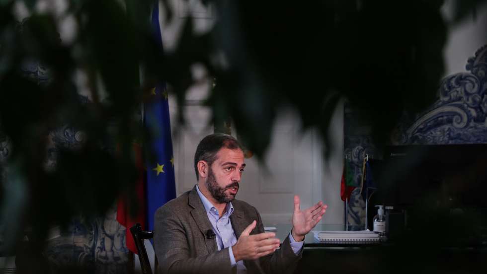 O ministro do Ambiente e da Ação Climática, Duarte Cordeiro, fala em entrevista à Agência Lusa, na sede do ministério em Lisboa, 02 de novembro de 2022. (ACOMPANHA TEXTO DA LUSA DE 04-11-2022) TIAGO PETINGA/LUSA
