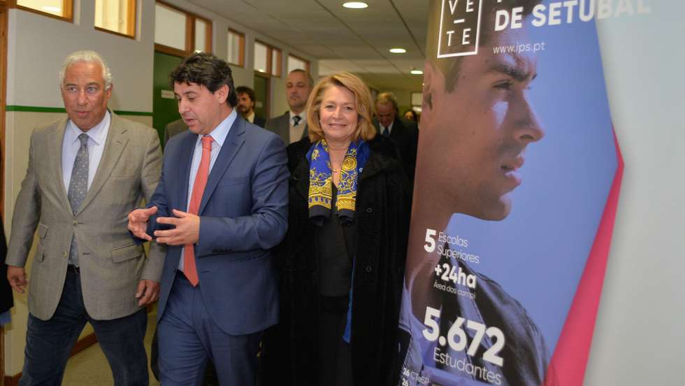 O primeiro-ministro, António Costa (E), acompanhado pelo presidente do Politécnico, Pedro Dominguinhos (C), e pela presidente da Câmara Municipal de Setúbal, Maria das Dores Meira (D), durante uma visita à escola Superior de Tecnologia e à escola Superior de Saúde, no âmbito do "Roteiro Inovação", Setúbal, 21 de fevereiro de 2018. RUI MINDERICO/LUSA