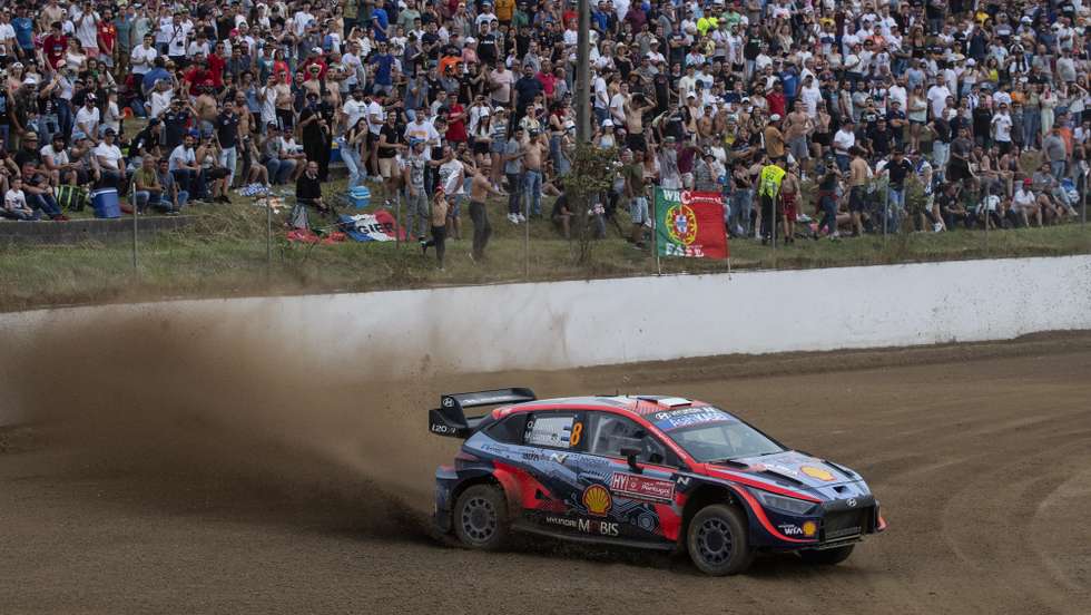 epa09961425 Ott Tanak of Estonia drives his Hyundai i20 N Rally 1 during Lousada Special Stage of the Rally Portugal 2022 as part of the World Rally Championship (WRC) in Lousada, near Porto, Portugal, 20 May 2022.  EPA/JOSE COELHO
