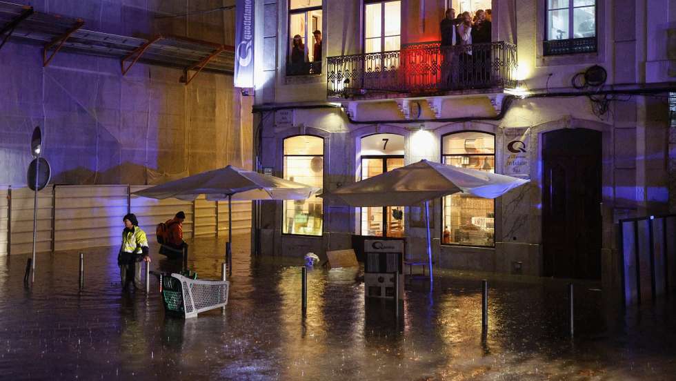 Inundações na zona de Alcântara, o distrito de Lisboa é o que está a ser mais atingido pelas fortes chuvadas que se fazem hoje sentir em Portugal continental, 08 de dezembro de 2022. Vários túneis e ruas em Lisboa encontram-se hoje encerradas ao trânsito devido a inundações provocadas pelas chuvas fortes que assolam a capital portuguesa, adiantou à Lusa o comandante dos Sapadores Bombeiros de Lisboa, Tiago Lopes. ANTÓNIO PEDRO SANTOS/LUSA