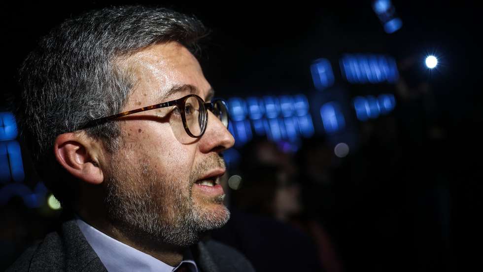 O presidente da Câmara Municipal de Lisboa, Carlos Moedas, fala aos jornalistas durante a inauguração das Luzes de Natal em Lisboa, 05 de dezembro de 2022. RODRIGO ANTUNES/LUSA