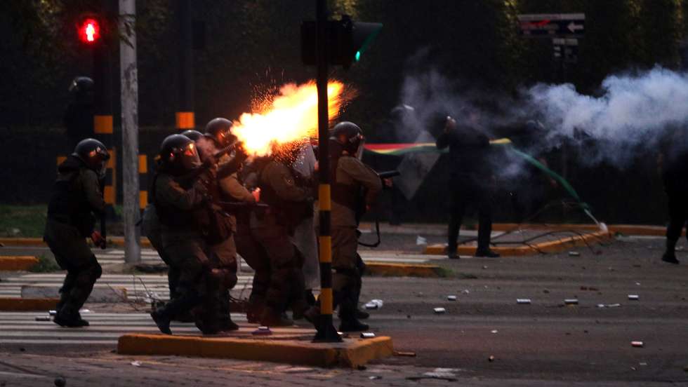 epa10380775 Bolivian police clash with demonstrators during a protest spurred by the arrest of the opposition Santa Cruz Governor Luis Fernando Camacho, in Santa Cruz, Bolivia, 28 December 2022.  EPA/Juan Carlos Torrejon