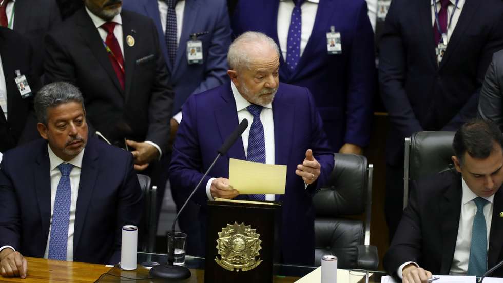 epa10385715 Brazil President Luiz Inacio Lula da Silva (C) delivers a speech before Parliament during his inauguration in Brasilia, Brazil, 01 January 2023. Lula was sworn in for his third term as President of Brazil after winning the October 2022 general elections.  EPA/Jarbas Oliveria
