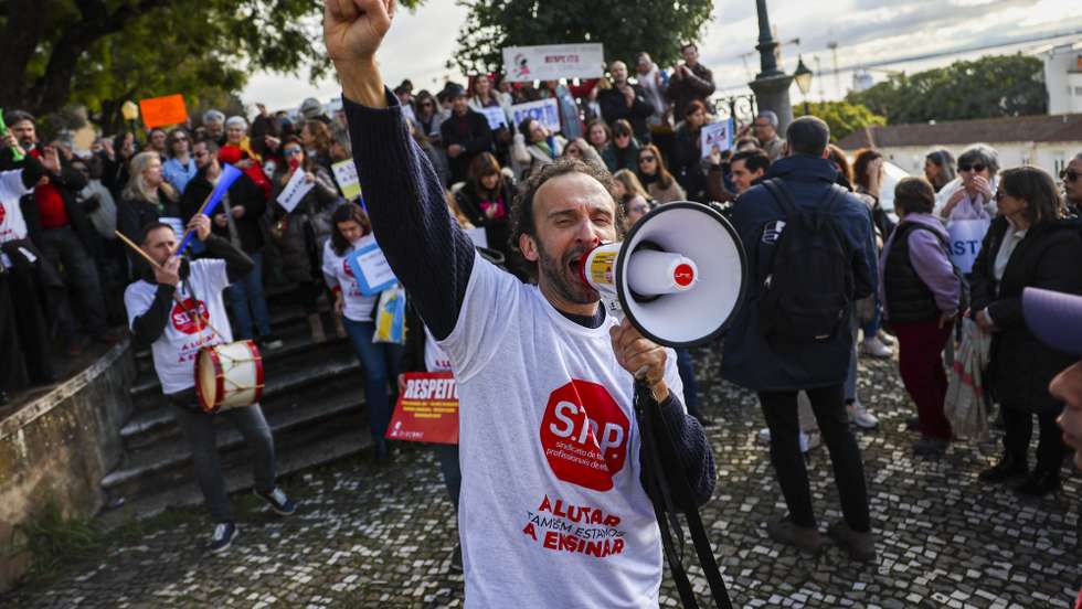 O coordenador do Sindicato de Todos os Profissionais da Educação (STOP), André Pestana, durante a Passeata pela Escola Pública, em protesto, principalmente, pelo processo de seleção e recrutamento de professores, e a anteceder a reunião com a tutela, em direção ao Ministério da Educação, em Lisboa, 20 de janeiro de 2023. JOSÉ SENA GOULÃO/LUSA