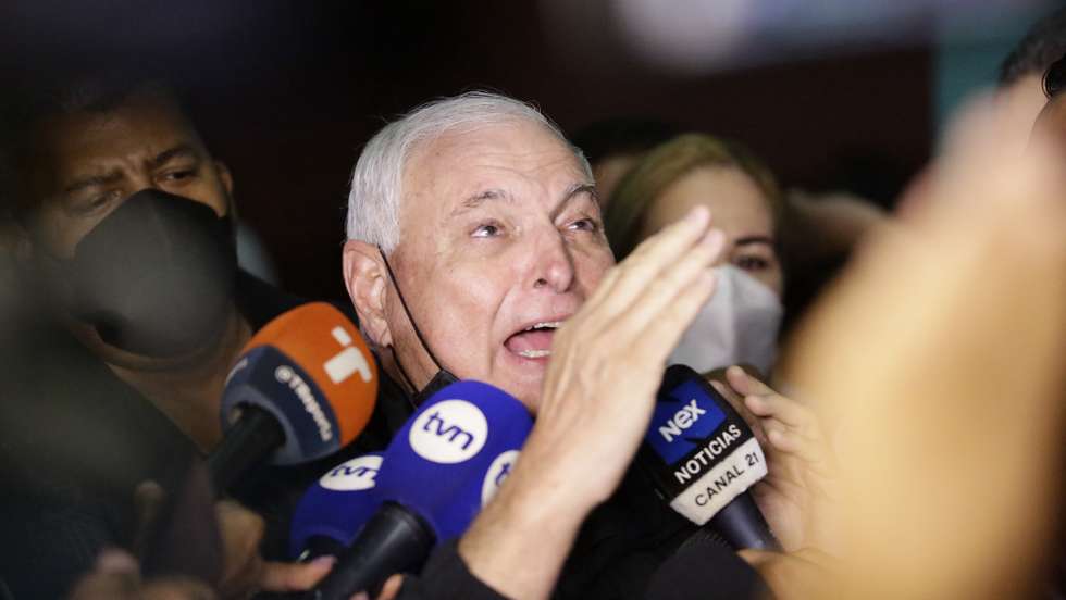 epa09573327 The former president of Panama Ricardo Martinelli (C) offers statements to the media after his trial for alleged espionage of political rivals and journalists during his administration, at the Accusatory Penal System in Panama City, Panama, 09 November 2021. A court in Panama declared former President Ricardo Martinelli (2009-2014) acquitted on Tuesday for the case of illegal wiretapping during his term, known as 'Pinchazos', in a new oral trial.  EPA/Bienvenido Velasco
