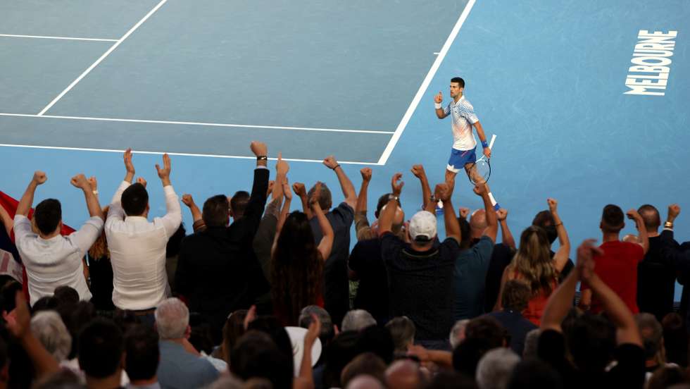 Novak Djokovic voltou a ser apoiado por uma legião de fãs não apenas na Rod Laver Arena mas também na parte de fora do court principal
