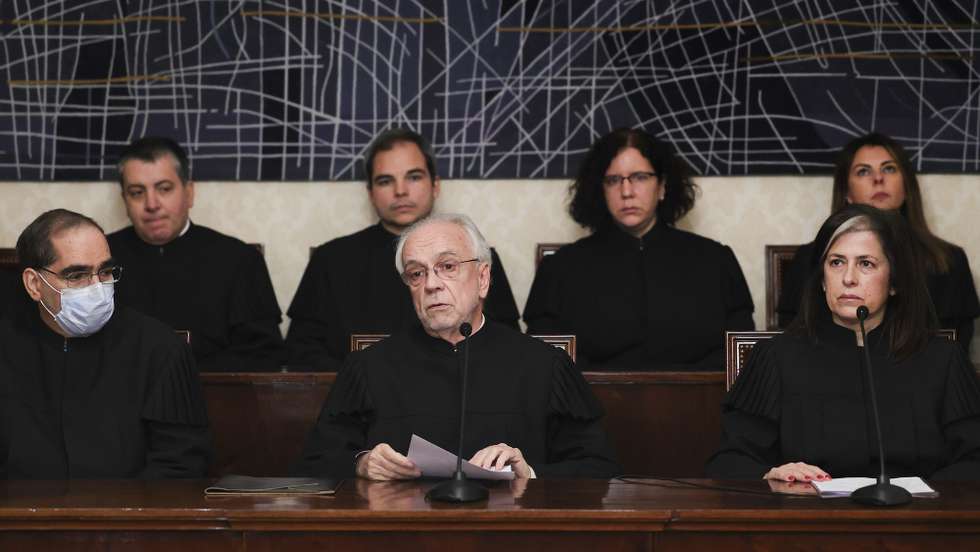 O presidente do Tribunal Constitucional, João Pedro Caupers (C), ladeado pela juíza Maria Benedita Urbano, durante a leitura pública da decisão relativa ao pedido de fiscalização abstrata preventiva requerida pelo Presidente da República sobre algumas normas constantes no Decreto n.º 23/XV da Assembleia da República, que regula as condições em que a Morte Medicamente Assistida não é punível e altera o Código Penal, Lisboa, 30 de janeiro de 2023. MANUEL DE ALMEIDA/LUSA