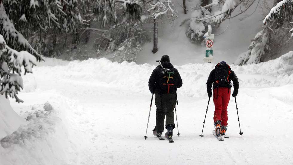 Dois esquiadores morrem em avalanche na Suíça – Observador