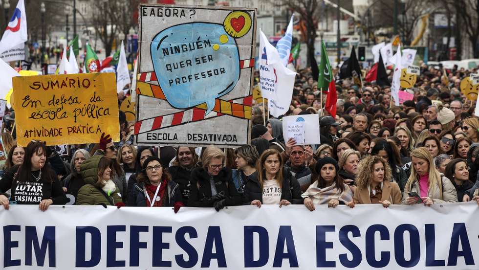 Professores manifestam-se na Avenida do Aliados no Porto no âmbito da greve nacional de professores por distritos, 8 de fevereiro de 2023. A greve por distritos convocada por oito organizações sindicais: ASPL - Associação Sindical de Professores Licenciados, Fenprof - Federação Nacional dos Professores, Pró-Ordem dos Professores, SEPLEU - Sindicato dos Educadores e Professores Licenciados, SINAPE - Sindicato Nacional dos Profissionais da Educação, SINDEP, SIPE - Sindicato Independente de Professores e Educadores e SPLIU - Sindicato Nacional dos Professores Licenciados pelos Politécnicos e Universidades, caso o ministro da Educação não recue nas intenções manifestadas nas reuniões negociais já realizadas, no que se refere à revisão do regime dos concursos de professores, indo ao encontro das posições assumidas pelos docentes em várias iniciativas de abordagem e sondagem sindical. JOSÉ COELHO/LUSA