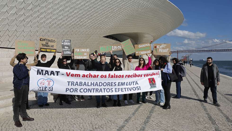 Assistentes de sala do Museu de Arte, Arquitetura e Tecnologia (MAAT) protestam por condições de trabalho dignas, alertando para a situação de "falsos recibos verdes", em Lisboa, 09 de fevereiro de 2023. ANTÓNIO PEDRO SANTOS/LUSA