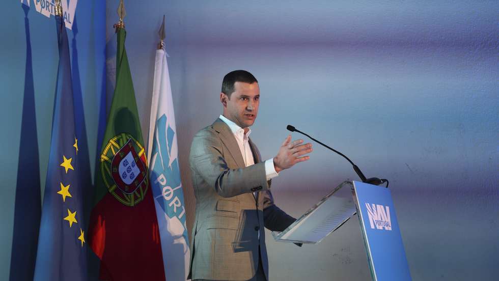 O ministro das Infraestruras, João Galamba, usa da palavra durante a inauguração do sistema de gestão de tráfego aéreo "Topsky" e da sala de operações de controlo de tráfego aéreo, na NAV (Navegação Aérea de Portugal), em Lisboa, 14 de fevereiro de 2023. JOSÉ SENA GOULÃO/LUSA