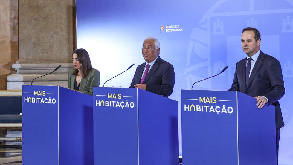 O primeiro-ministro, António Costa (C), acompanhado pela  ministra da Habitação, Marina Gonçalves, e pelo ministro das Finanças, Fernando Medina, durante a conferência de imprensa no final da reunião do Conselho de Ministros, no Palácio da Ajuda, em Lisboa, 16 de fevereiro de 2023. ANTÓNIO COTRIM/LUSA