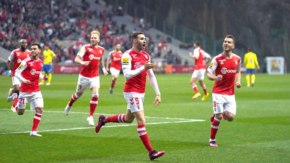 Abel Ruiz (C) do Sporting de Braga celebra um golo contra o Arouca durante o jogo da 21ª jornada a contar para a Primeira Liga de Futebol realizado no Estádio Municipal de Braga, 19 de fevereiro de 2023. HUGO DELGADO/LUSA