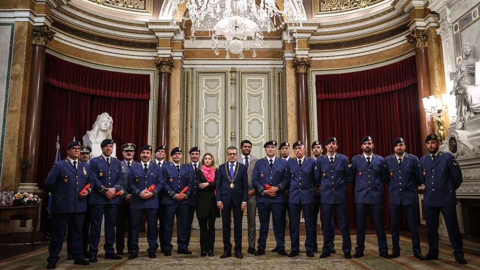O presidente da Câmara Municipal de Lisboa, Carlos Moedas (C), posa para a fotografia com os quinze operacionais do Regimento de Sapadores Bombeiros que regressaram a Lisboa, depois de 10 dias na Turquia, em operações de busca e salvamento, na sequência do sismo que atingiu o país, durante a cerimónia de homenagem na Câmara Municipal de Lisboa, 20 de fevereiro de 2023. RODRIGO ANTUNES/LUSA