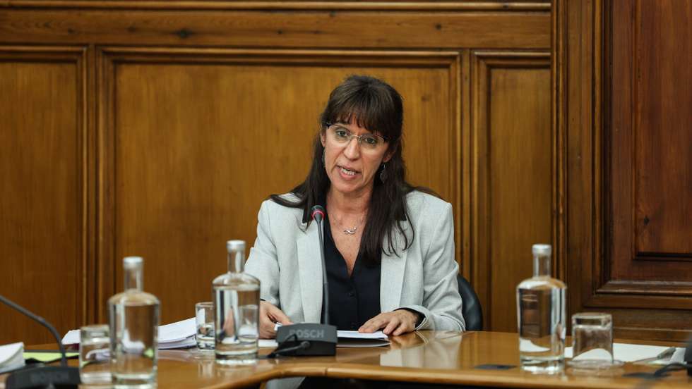 A ministra da Defesa Nacional, Helena Carreiras, durante a sua audição na Comissão de Defesa Nacional, ao abrigo do n.º 5 do artigo 104.º do Regimento da Assembleia da República, incluindo um ponto sobre o processo de revisão do Regulamento da Avaliação do Mérito dos Militares das Forças Armadas (RAMMFA), a requerimento do grupo parlamentar do PCP, na Assembleia da República, em Lisboa, 28 de fevereiro de 2023. MIGUEL A. LOPES/LUSA