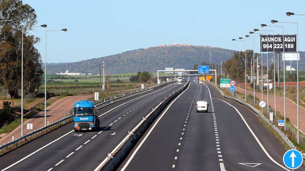 Auto estrada A6, na fronteira com Portugal (Caia - Elvas) circulam maioritariamente veículos de mercadorias, depois de ter sido decretado a partir de hoje o estado de alerta em Portugal e de emergência, e de o primeiro-ministro, António Costa, ter anunciado no domingo que Portugal e Espanha vão limitar a circulação na fronteira a mercadorias e trabalhadores transfronteiriço devido à pandemia do COVID - 19, em Badajoz, Espanha, 16 de março de 2020. NUNO VEIGA/LUSA