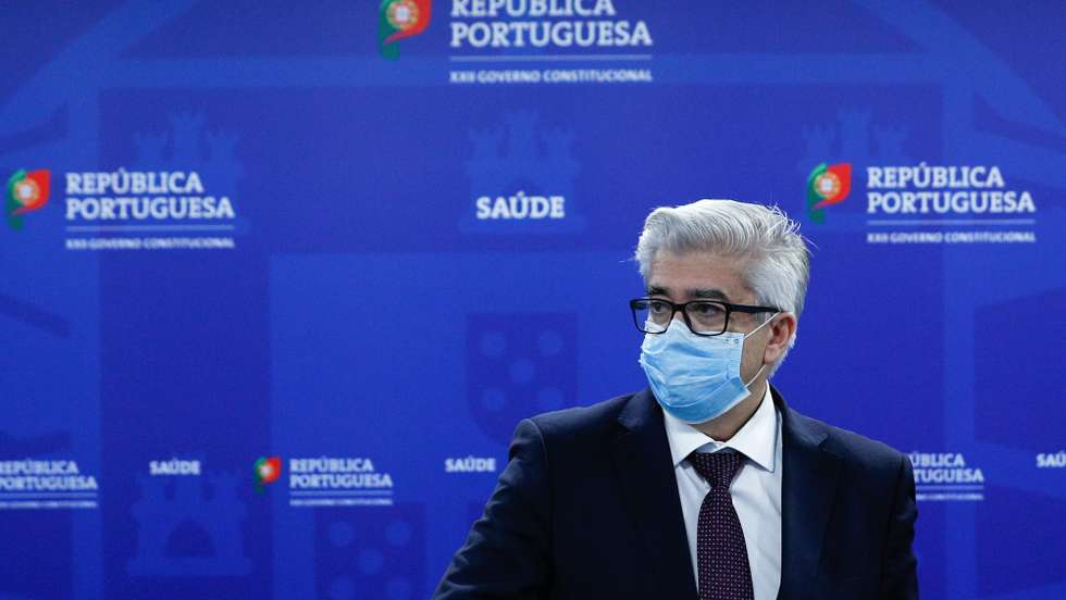 O secretário de Estado Adjunto e da Saúde, António Lacerda Sales, momentos antes da conferência de imprensa sobre o novo coronavírus (covid-19), realizada no Ministério da Saúde, em Lisboa, 19 de outubro de 2020. Portugal regista até ao momento 2 189 (+17) mortes  associadas à covid-19, e101 860 (1 949) infetados, segundo o boletim epidemiológico divulgado pela Direção-Geral da Saúde (DGS). Desde o dia 15 de outubro que o país inteiro está novamente em estado de calamidade.  ANTÓNIO COTRIM/POOL/LUSA