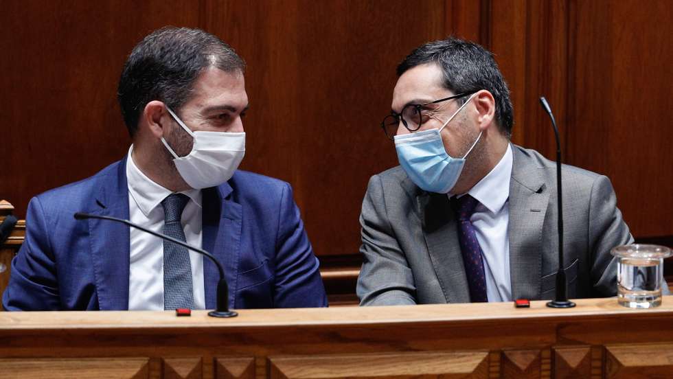 O secretário de Estado dos Assuntos Parlamentares, Duarte Caldeira (E), conversa o secretário de Estado Adjunto e dos Assuntos Fiscais,  António Mendonça Mendes (D), durante o debate que marca o início da discussão na Especialidade do Orçamento do Estado para 2021, na Assembleia da República, em Lisboa, 20 de novembro de 2020. ANTÓNIO COTRIM/LUSA