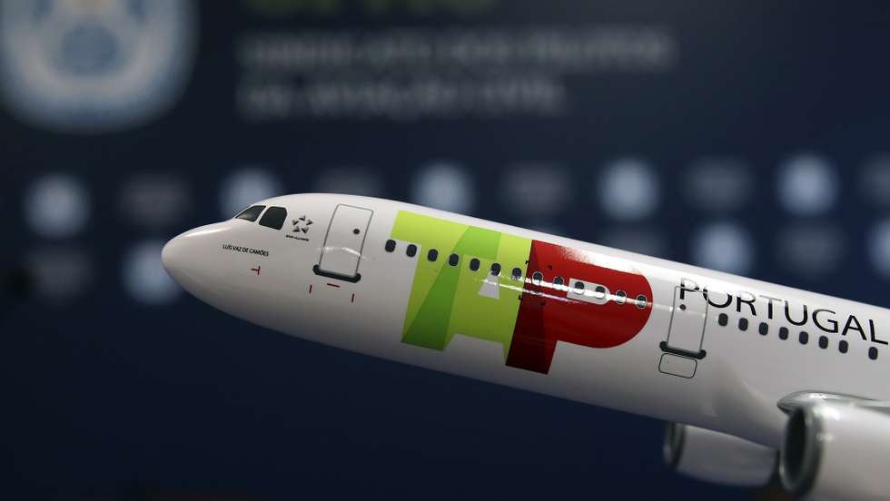 Uma miniatura de um avião da TAP durante a conferência de imprensa do presidente do Sindicato dos Pilotos da Aviação Civil (SPAC), Alfredo Mendonça (ausente da fotografia), na sede do SPAC, em Lisboa, 11 de dezembro de 2020. O SPAC e o Sindicato Nacional do Pessoal de Voo da Aviação Civil (SNPVAC) apelaram ao Governo que negoceie com Bruxelas o adiamento da apresentação do plano de reestruturação da TAP, denunciando que este está baseado em previsões de mercado "completamente desatualizadas". MANUEL DE ALMEIDA/LUSA