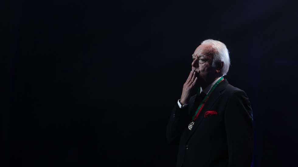 Foto de arquivo do fadista Carlos do Carmo durante a sua atuação no último concerto da sua carreira de mais de 50 anos, "Carlos do Carmo: Obrigado", no Coliseu de Lisboa, 09 de novembro de 2019. O fadista de 81 anos morreu na madrugada desta sexta-feira, 01 janeiro 2021 no hospital de Santa Maria, em Lisboa. TIAGO PETINGA/LUSA